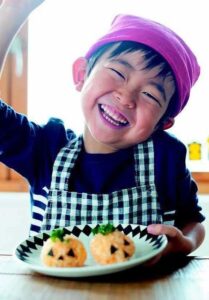 【連載】親子でエプロンの日　「ハロウィーンおにぎり」にチャレンジ！