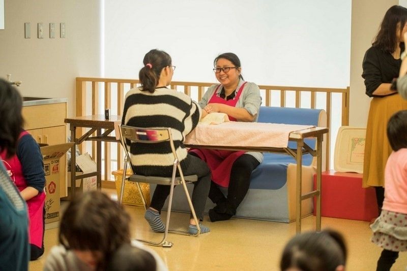 ↑会場の一角がハンドマッサージコーナーに。家事と子育てで疲れたママの手をやさしくねぎらう。