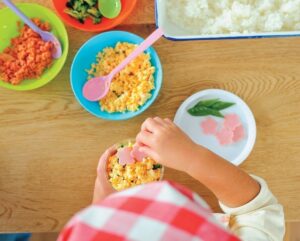 【連載】親子でエプロンの日　「ひな祭りのパフェずし」を作ろう！