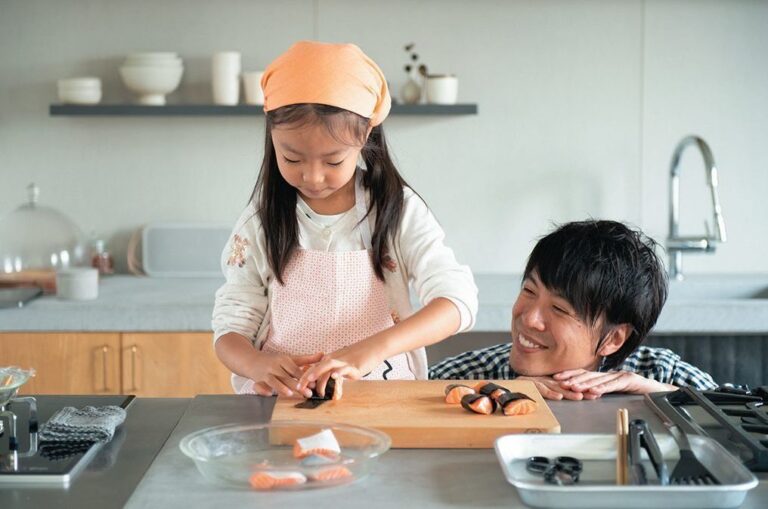 【連載】コウケンテツさん親子の「いっしょに作ったよ！」鮭ののり巻き 照り焼き