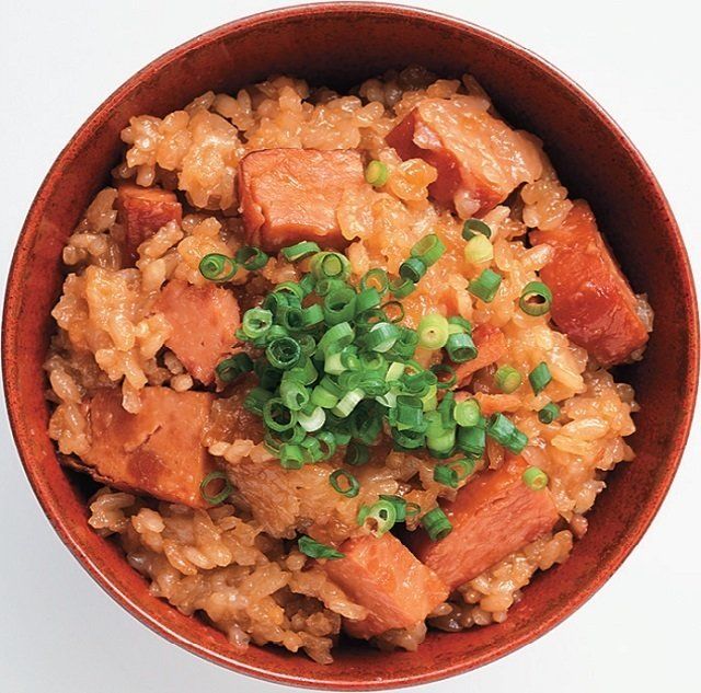 夫も子どもも喜ぶ！「ガッツリ系炊き込みご飯」5選