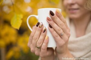 40代は「手」に歳がでる！若々しく見える秋のネイルカラーはコレ！