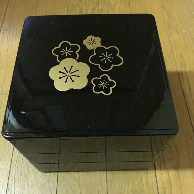 高見え感がすごい！ダイソーの「お重三段」でお正月準備