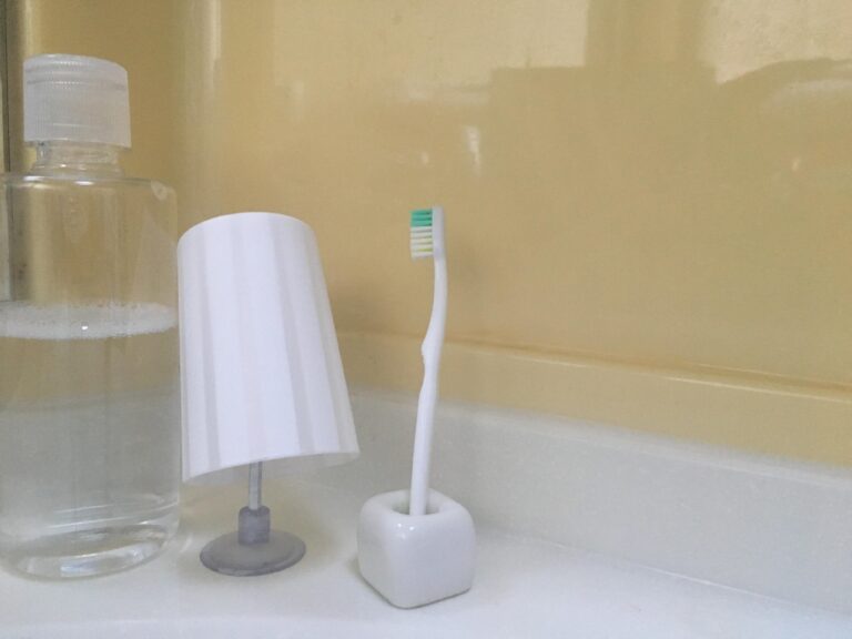 洗面所のコップを立てる&吊るせるアイテムが衛生的で使いやすい！