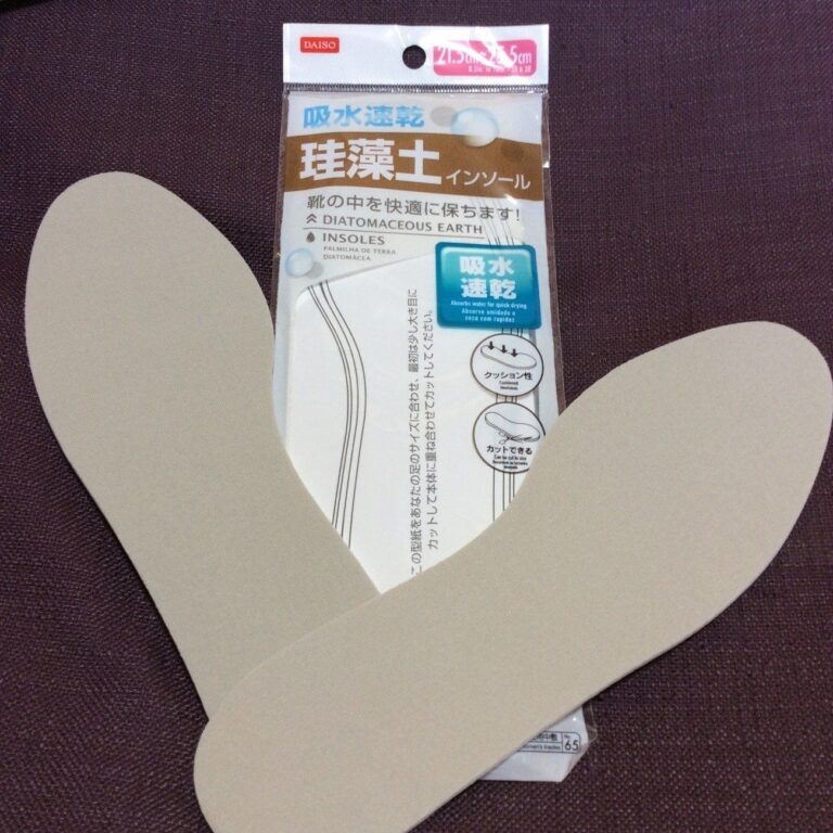 珪藻土が靴の中敷きに!?ダイソー「珪藻土インソール」