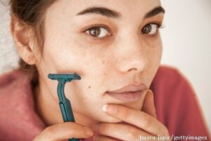 女性の顔の「毛」問題。剃る？抜く？見落としがちな箇所は