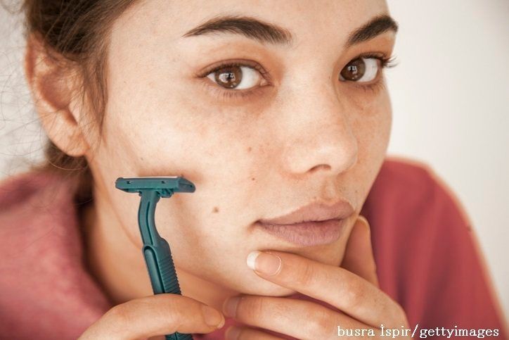 女性の顔の「毛」問題。剃る？抜く？見落としがちな箇所は