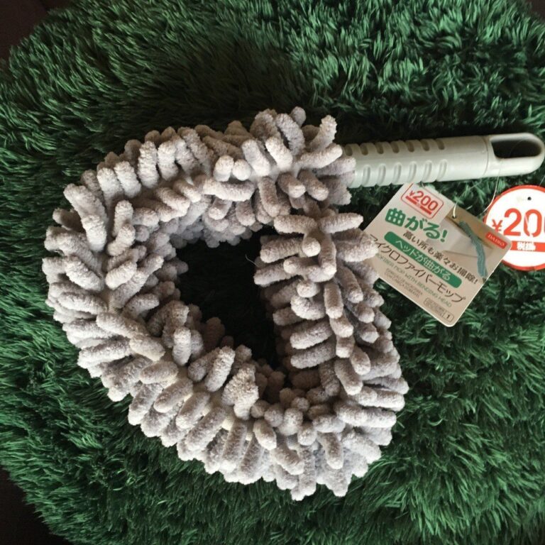 くねくね曲げてホコリをキャッチ！ダイソーの曲がる「マイクロファイバーモップ」はクセになる便利さ