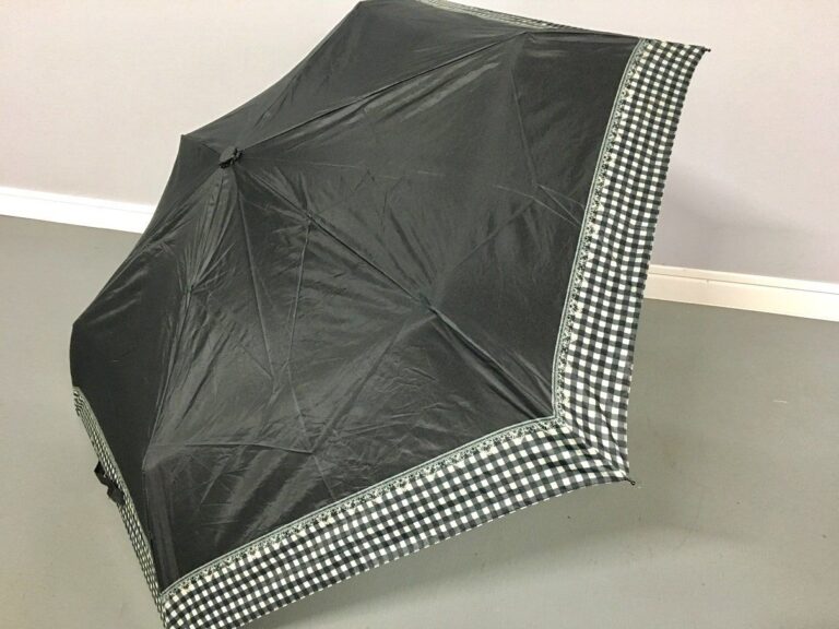 晴雨兼用できる、3COINSの「折りたたみ日傘」が便利！