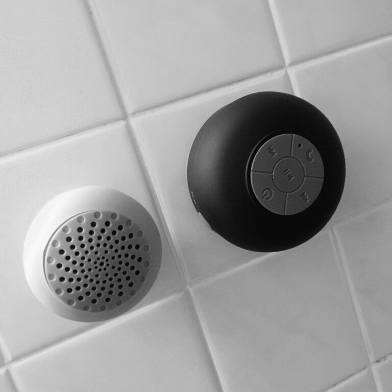 おすすめはどっち！？話題のダイソー「防滴ワイヤレススピーカー」新・旧モデルを比較