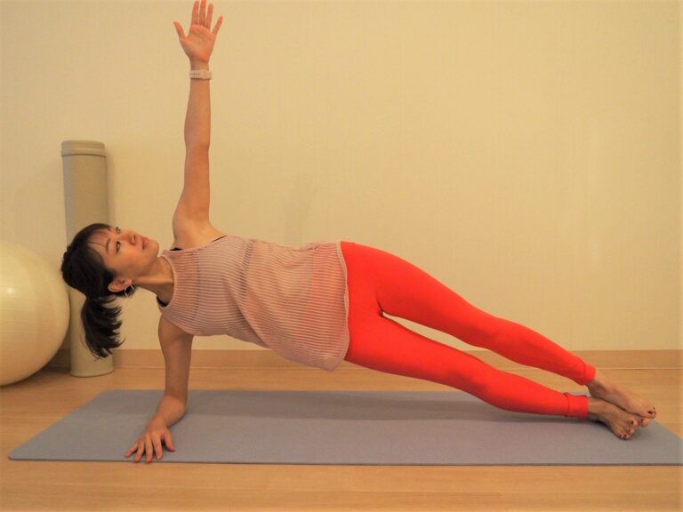 ズボラさんに！1つで4パーツに効かせるヨガ講師イチオシポーズ