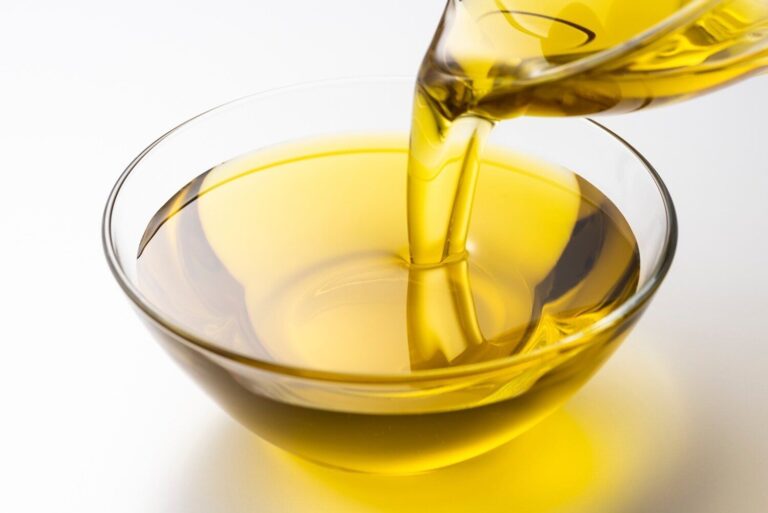 【家事の裏ワザ】床にこぼした油は「小麦粉」をふりかけるだけで解決!?