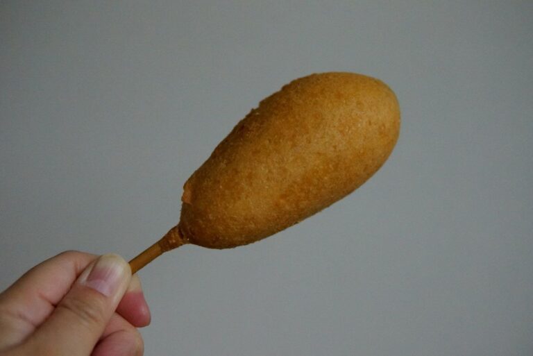 アメリカンドッグ、カリふわ、どちらのタイプが好み？【コンビニ食べ比べ】