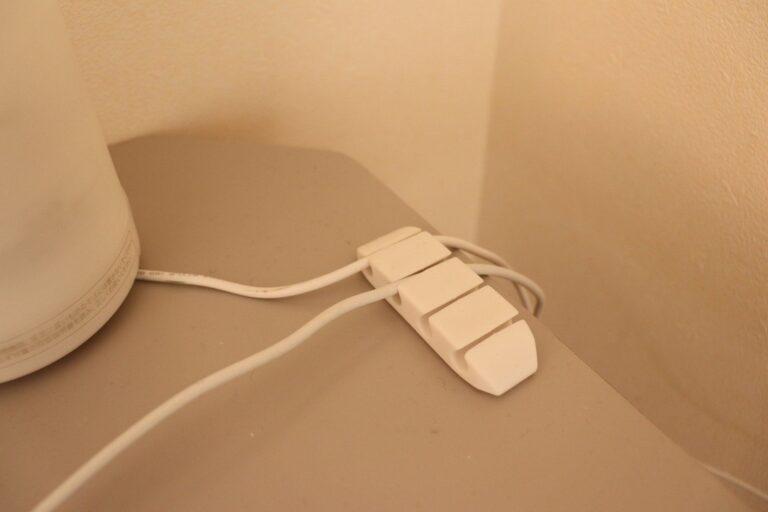 悩ましい「コードでぐちゃぐちゃ」をスッキリさせるセリアのおすすめグッズ3選