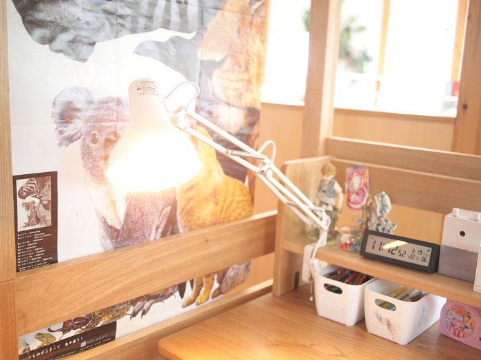無印良品のLEDアルミアームライトで、子ども部屋がカンタンに「いい感じ」になった！