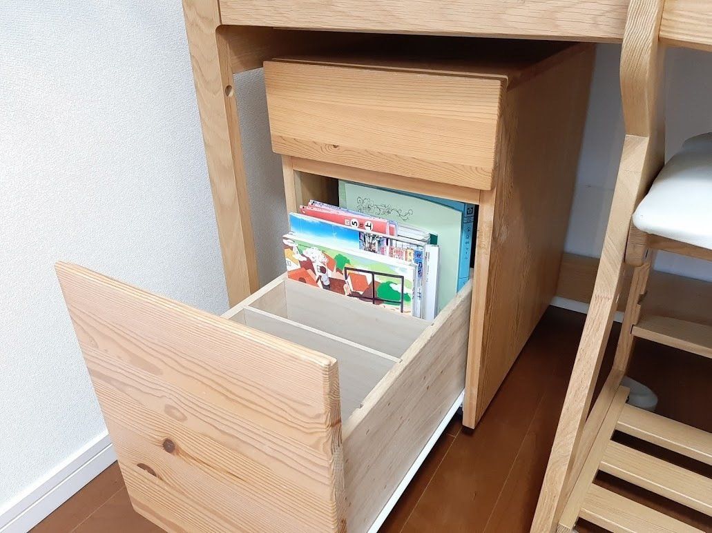 子ども部屋のデスクに前年度の教科書を1年分保管していました