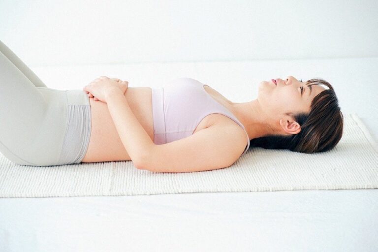 おうちにこもってお腹がたるんできてない！？撃退マッサージ法