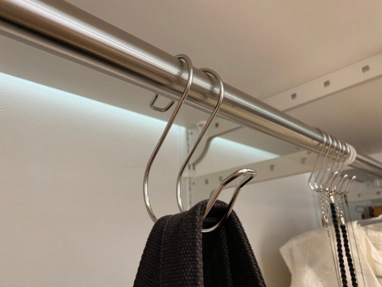 【ニトリ】ステンレスフックで“魅せる”クローゼット小物収納を実現！