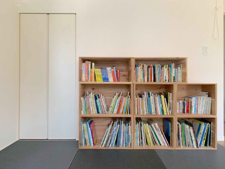 えっ、ブックスタンドにこんな使い方が!?絵本の収納を見直したら、子どもが自分から読み出した！
