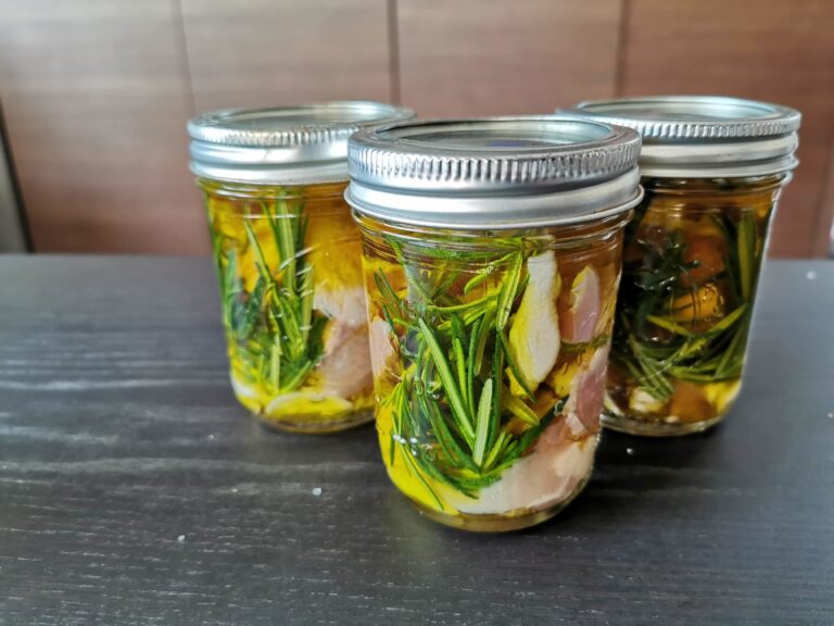 アレンジ自在で食べ飽きない！ほったらかしで完成する常備菜「鶏肉のオイル煮」