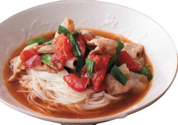 意外な組み合わせと彩りのよさが◎！にら豚そうめん