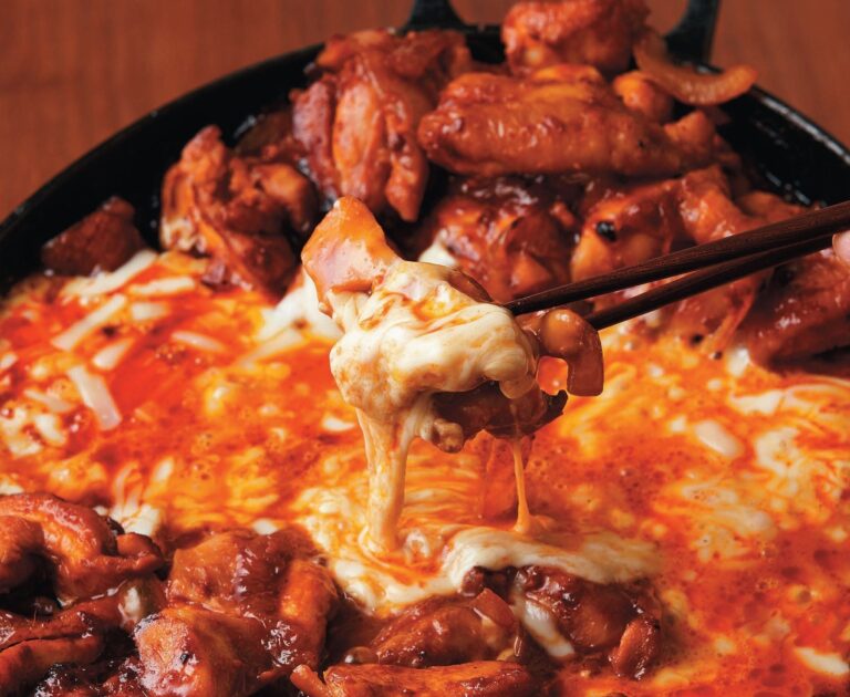 鶏もも肉にチーズがからんで食べ応え満点！チーズダッカルビ