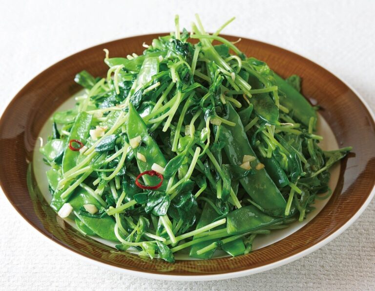 心地よい歯ざわり＆味つけは塩だけ！豆苗ときぬさやのペペロンチーノ炒め
