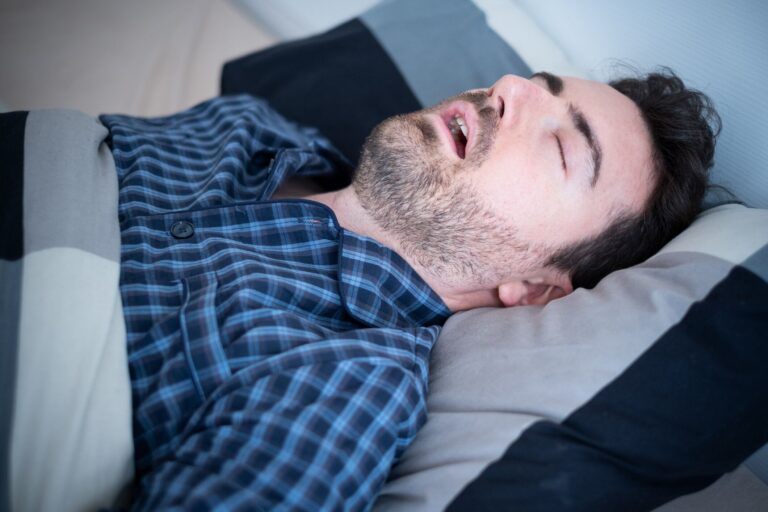 なんだか寝室がクサい……その原因は意外すぎるところにあった！