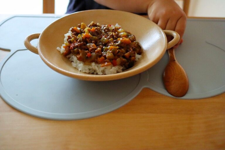 煮込み不要で時短！食育にも役立つドライカレーのつくり方