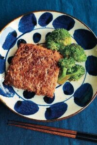 そのまま焼くだけでボリューム満点！「味つき冷凍ひき肉」のレシピ