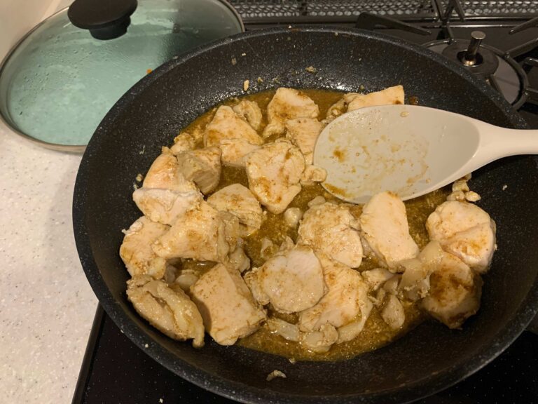 【カルディ】料理が苦手な主婦でも20分で本格カレーが完成！「これ一本あればOK」超優秀なカレーペースト発見