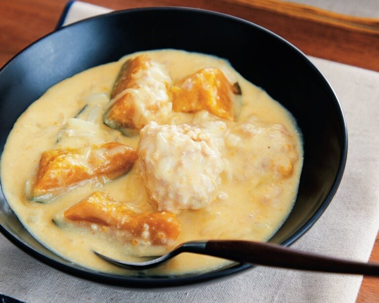 ぐるぐる混ぜてスープに落とすだけ！丸めない肉だんごのクリーム煮