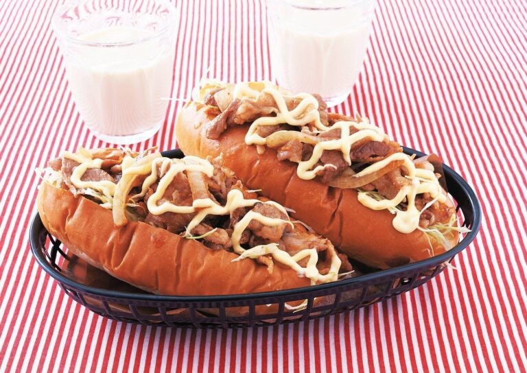 白めしと食べるより合う!?総菜パンの新境地！しょうが焼きドッグ