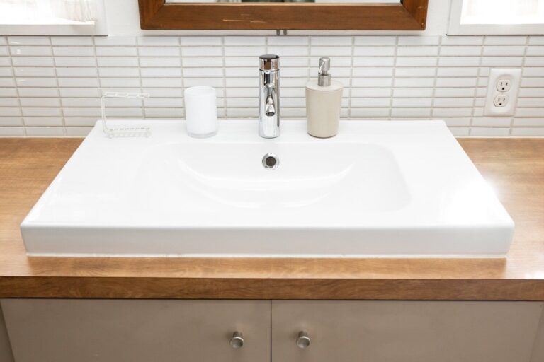 風水クイズ！金運がダダ下がりするのはどっち？「洗面所でメイク」VS「リビングでメイク」【Dr.コパの風水解説】