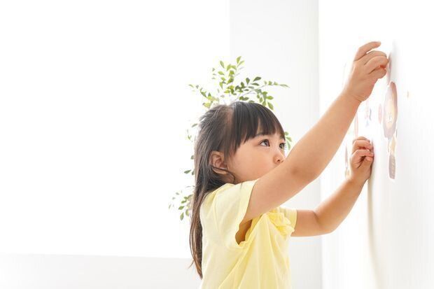 子どもが家具や壁にシールを貼ってしまった……それ、家にあるもので簡単に剥がせちゃいます！