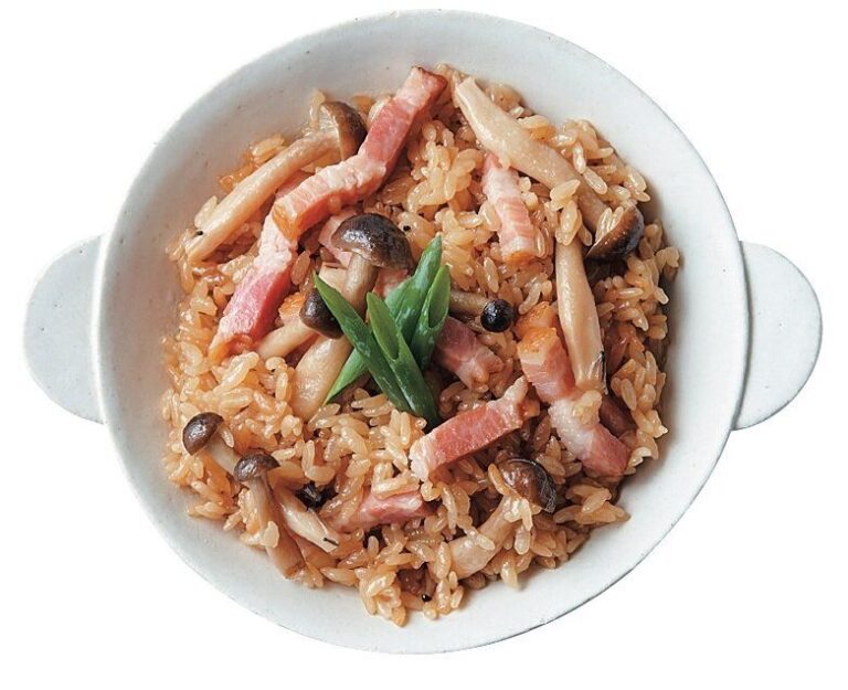 素材2つで大満足！ベーコンきのこご飯