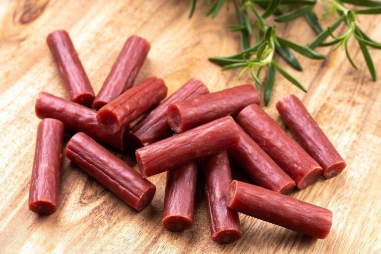 【管理栄養士監修】賞味期限切れの「カルパス」はいつまで大丈夫？傷んだときの特徴や保存方法を解説