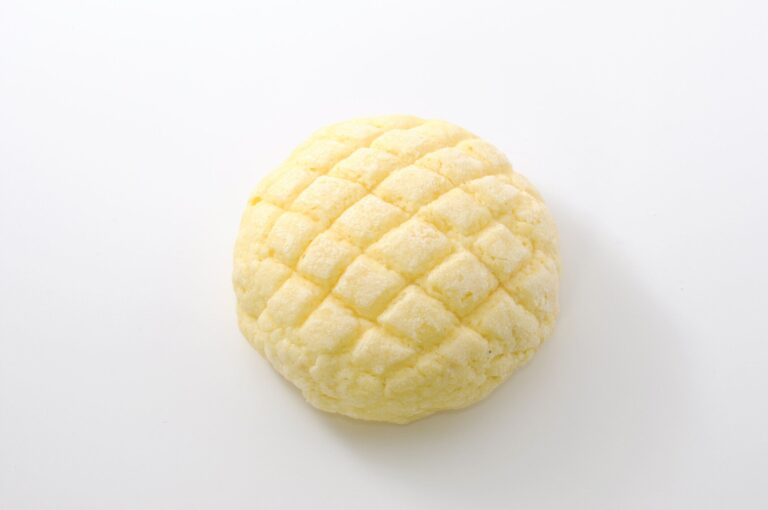 【管理栄養士監修】賞味期限切れの「メロンパン」はいつまで大丈夫？傷んだときの特徴を解説！活用方法も