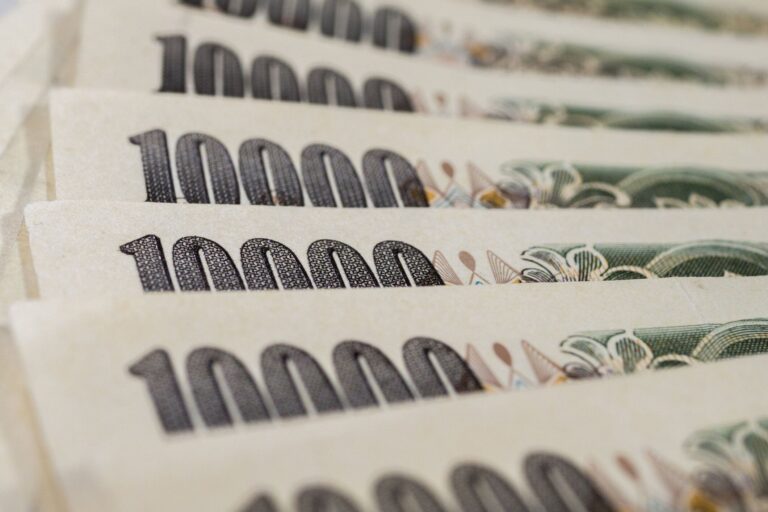 「年末までに10万円」達成すると人生が変わる！5つの証言