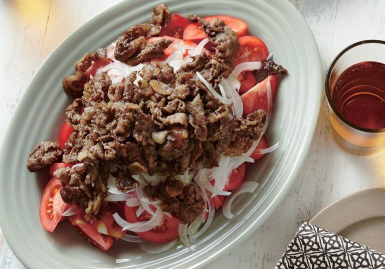 濃厚な牛肉をにんにく風味の塩味で！生トマトの牛肉ソテーがけ