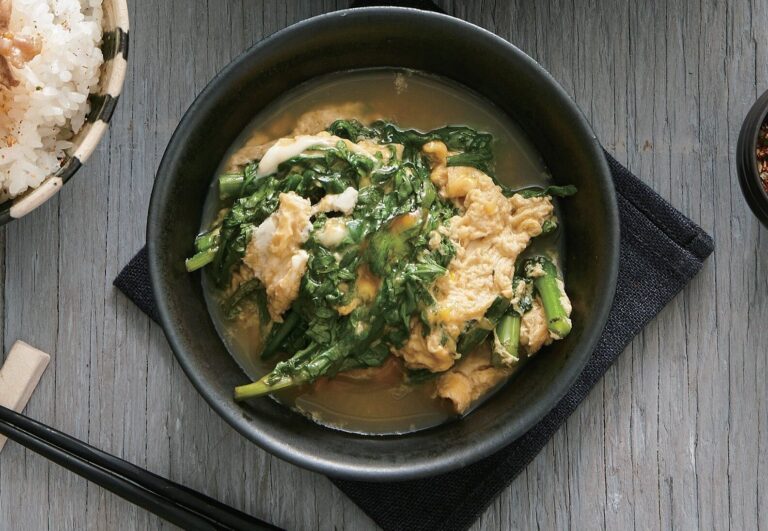 季節の野菜がおいしく味わえるさっと煮♪春菊の卵とじ