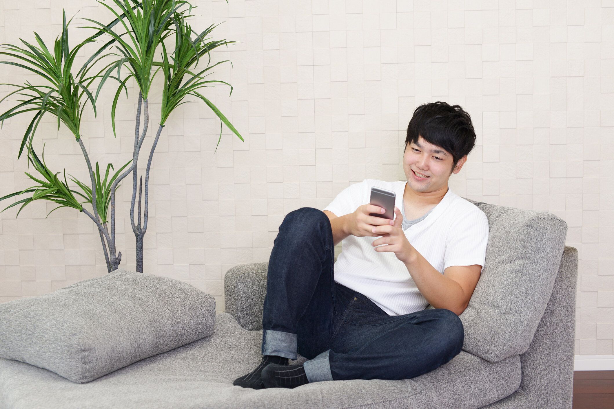 男性の保持し、スマートフォン