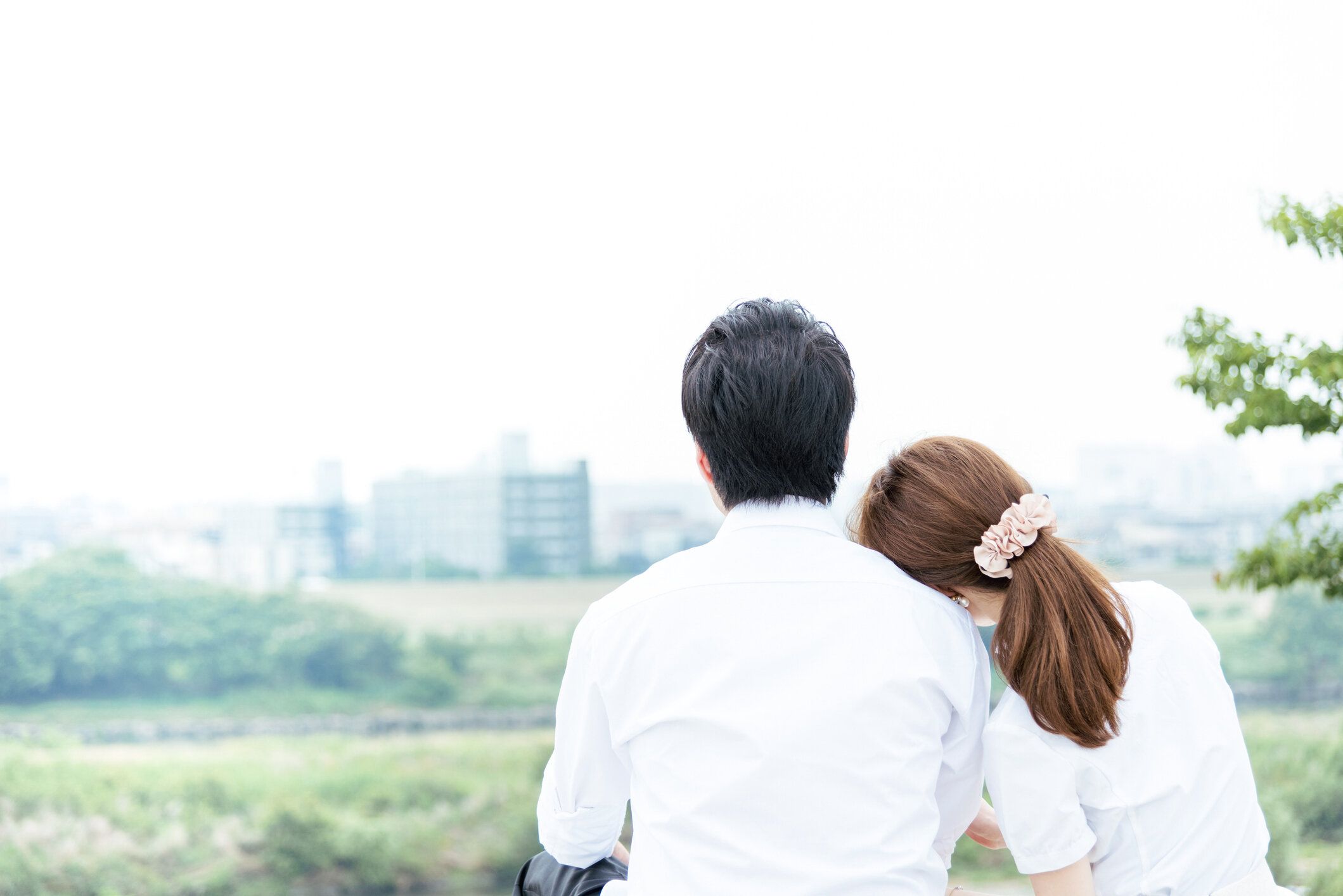 美しい景色と屋外で抱き合うカップル