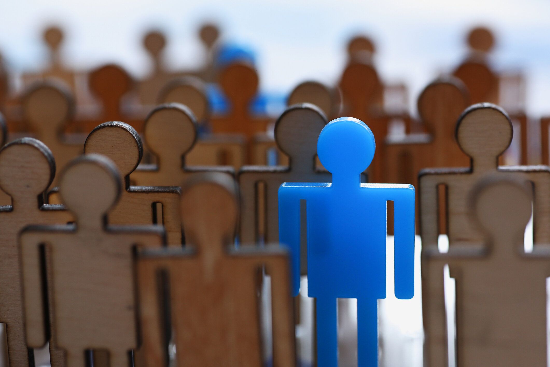 木製品の群衆の中に置物青い男