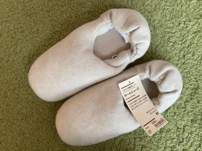 まるで履く毛布！無印良品の「リヨセル混起毛ニット ルームシューズ」