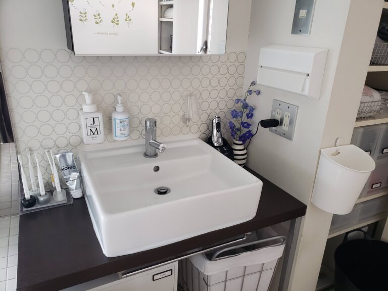 洗面台掃除の最強ズボラ方法は我が身一つでキープ！