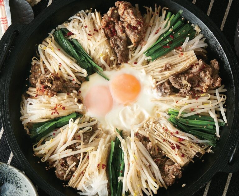 卵は鍋に入れずに生卵をつけながら食べても♪韓国風すき焼き