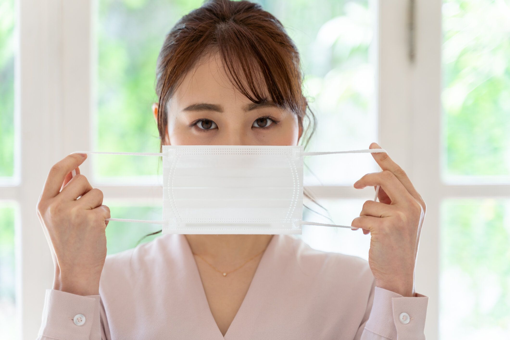 マスクを身に着けている若いアジアの女性