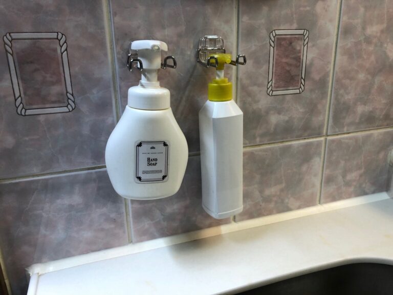 【セリア】人気の「浮かせる収納」が100円グッズで叶った！