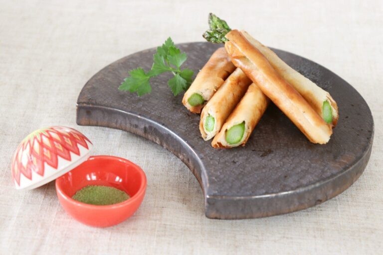 おいしく食べて疲労回復！アスパラと豚肉のスティック春巻きのつくり方